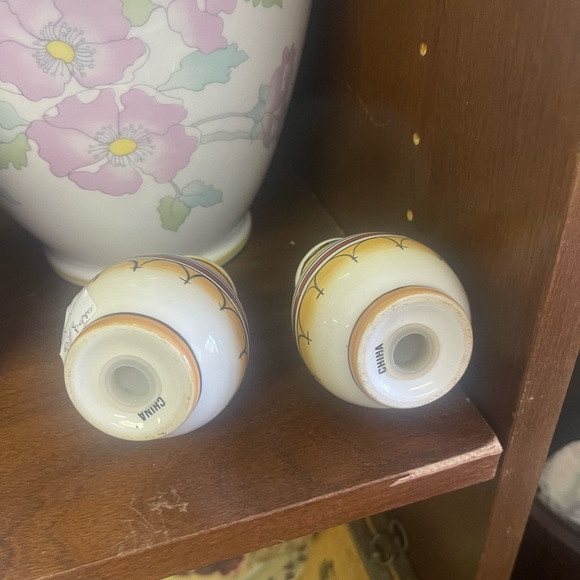 Salt and Pepper Shakers multi color - Picture 2 of 4